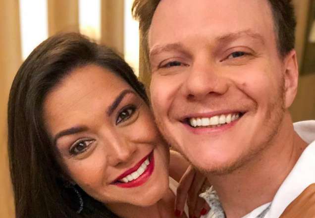 Michel Teló exibe Thais Fersoza grávida: "Minha gatinha"