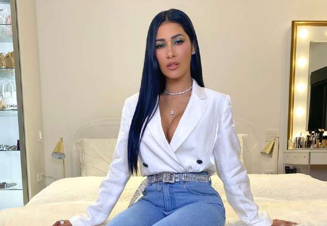 Simaria posta foto de costas e tamanho do bumbum chama atenção