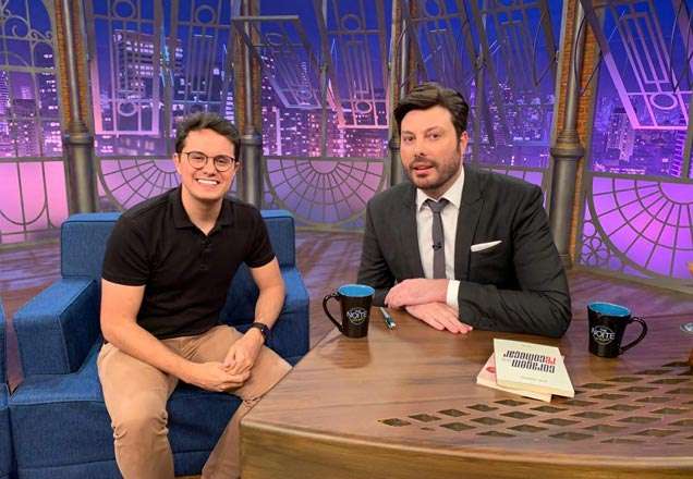 Deive Leonardo conversa com Danilo Gentili no The Noite desta sexta