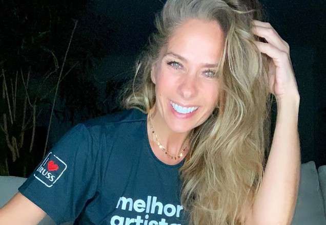 Adriane Galisteu exibe bumbum compacto em foto exuberante