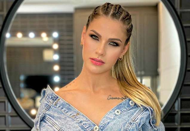 Andressa Suita aposta em look preto e branco composto por calça jeans e camisa muscle tee