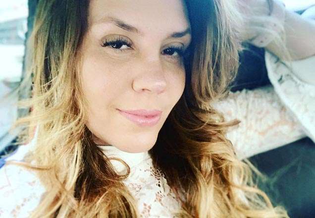 Simony aposta em mini vestido colado e cinturinha chama atenção