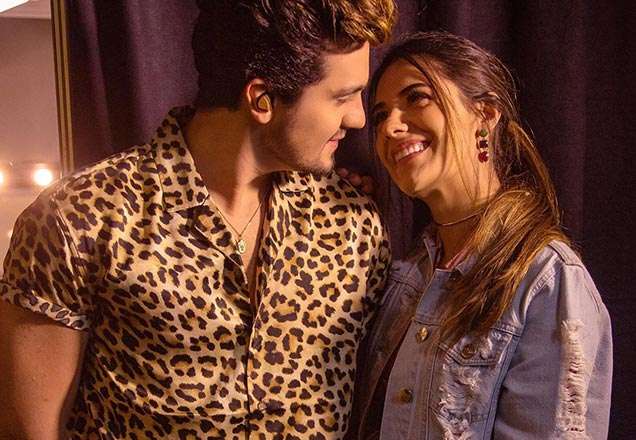 Jade Magalhães aposta em calça de linho com blusa de tricô e arrasa