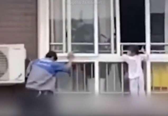 Homem escala prédio e salva menina prestes a cair de varanda; assista