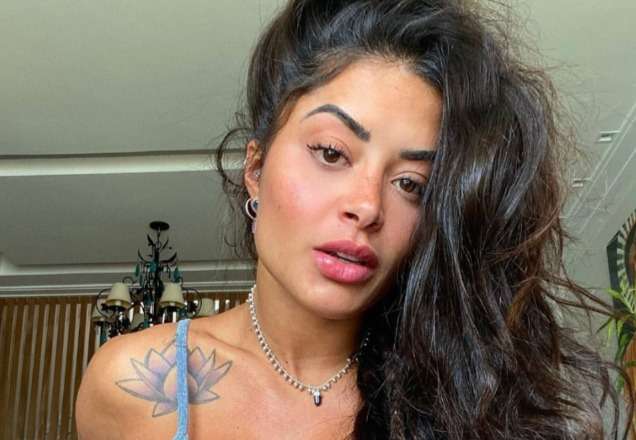 Aline Riscado surge de top decotado e deixa fãs babando