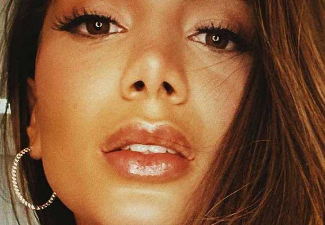 De lingerie transparente, Anitta arranca suspiros dos fãs