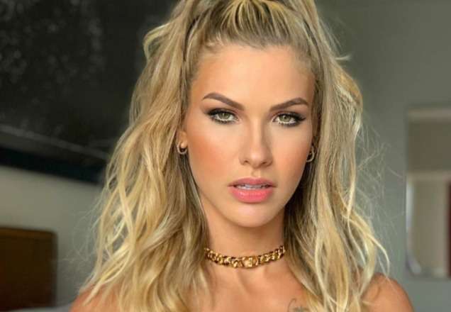 Em casa, Andressa Suita posa para foto com roupa confortável