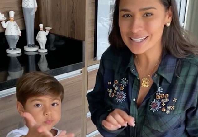 Simone exibe filho brincando na lama: "Fui criada assim"
