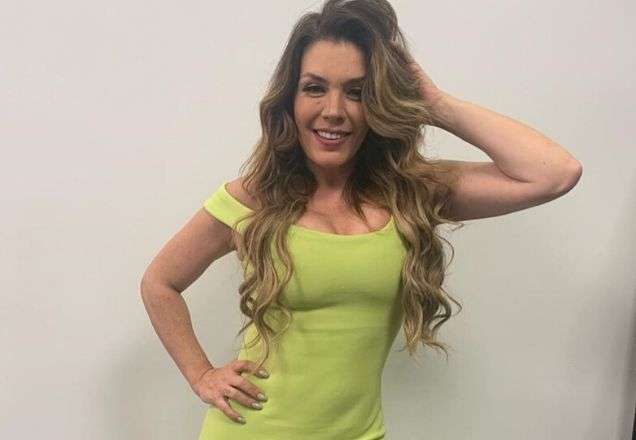 Simony compartilha vídeo sensualizando com body decotado e recebe chuva de elogios