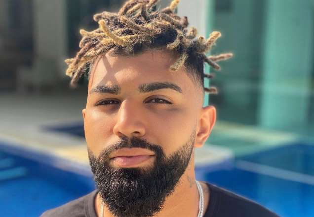 Gabigol, atacante do Flamengo, muda visual e volta com dreads