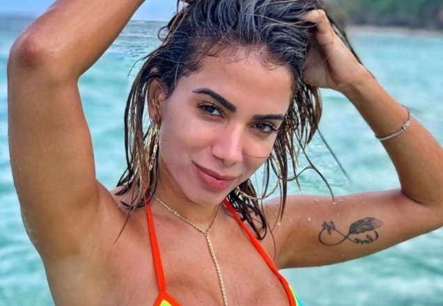 Anitta aparece com maiô ousado em fotos e chama atenção