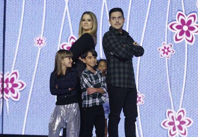 Maria Cecília & Rodolfo surpreendem fãs mirins que imitam a dupla sertaneja