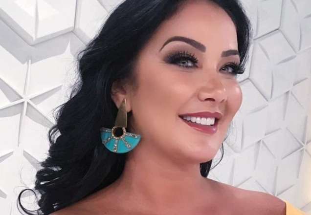 Helen Ganzarolli surge com roupa decotada e chama atenção