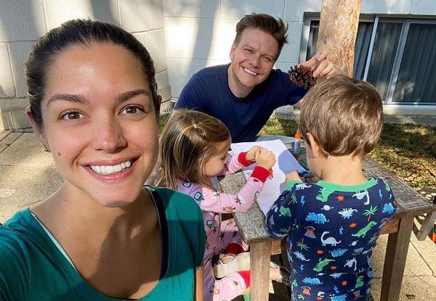 Thais Fersoza mostra farra com Michel Teló e filhos: "Tênis na sala"