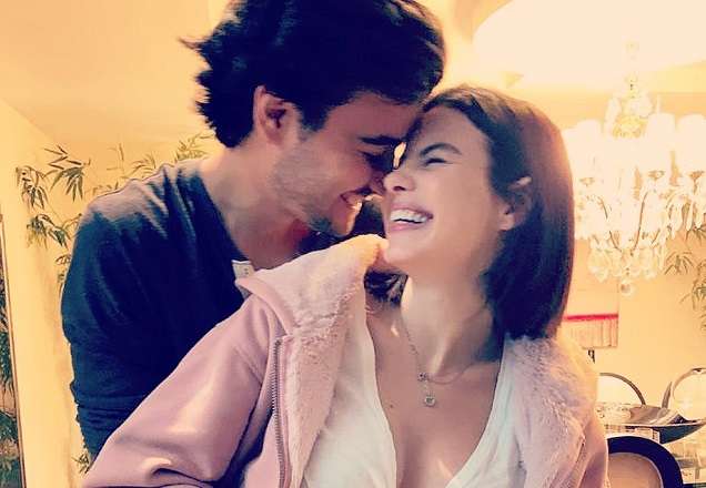 Grávida, Sthefany Brito exibe barriguinha em clique com o marido