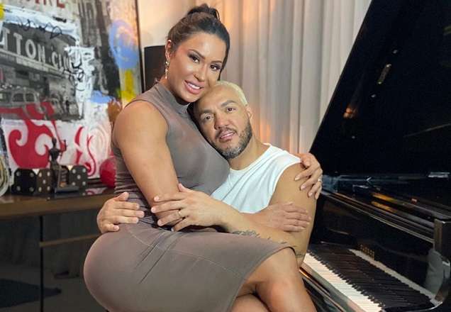 Belo flagra Gracyanne Barbosa rebolando com shortinho