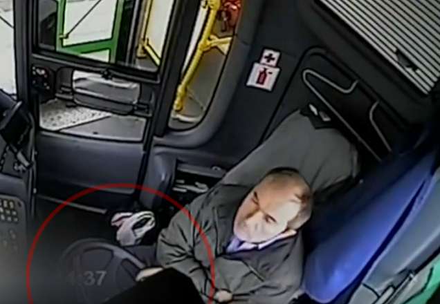 Motorista cochila ao volante, bate ônibus e passageiros voam
