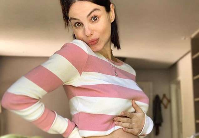 Sthefany Brito exibe barriguinha de gravidez: "5kg a mais"