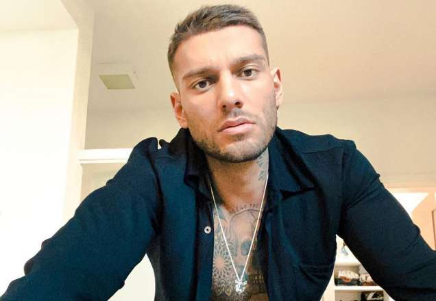 Lucas Lucco posa com sua cachorrinha em carrão de luxo