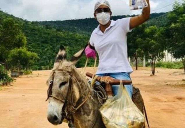 Enfermeira montada em jegue leva esperança contra o coronavírus