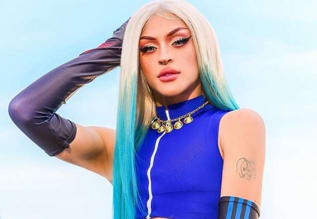 Pabllo Vittar choca com bumbum enorme em shorts mínimo
