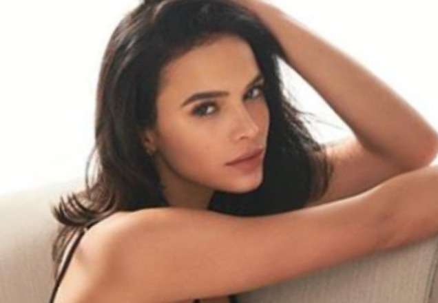 De biquíni, Bruna Marquezine aparece acompanhada de livro "antirracista"