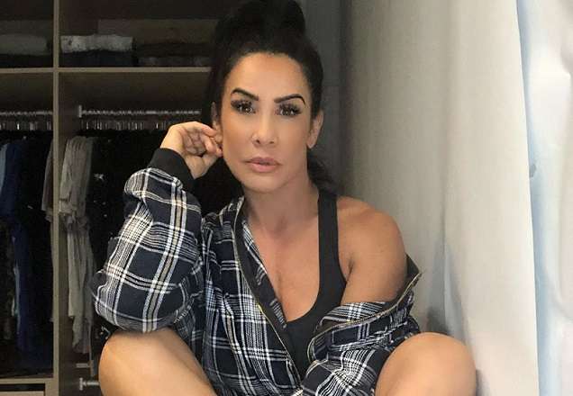 Scheila Carvalho surge sensual em clique com roupas do marido