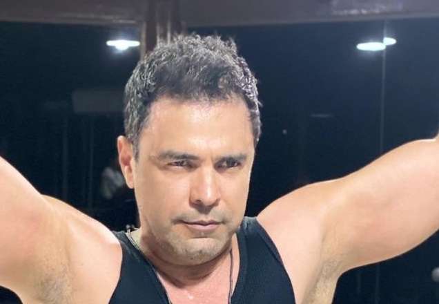 Suado, Zezé di Camargo surpreende com corpo musculoso