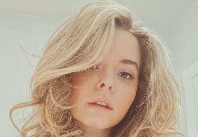 Grávida de cinco meses, Sasha Pieterse mostra barrigão em fotos com o cachorro