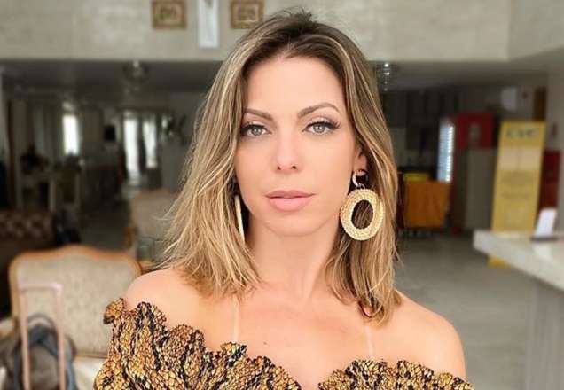 Sheila Mello esbanja corpo sarado ao surgir malhando em casa
