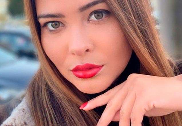 Geisy Arruda posta foto só com cinta liga preta e internet vai à loucura