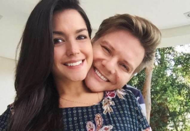 Thais Fersoza corta o cabelo de Michel Teló: "Olha o acabamento"