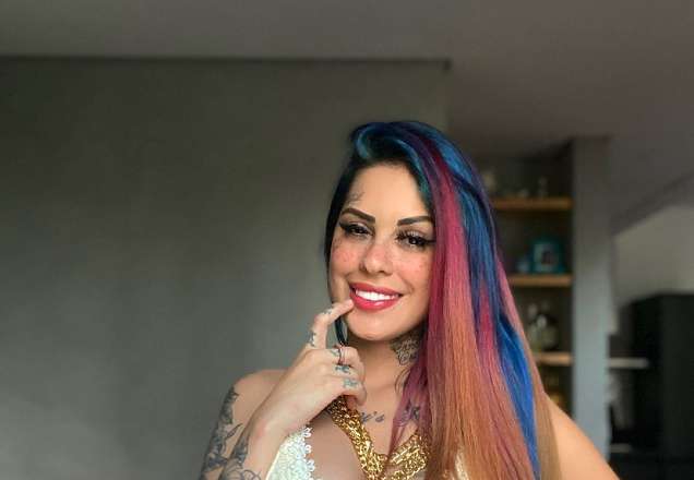 Tati Zaqui anima fãs ao posar com cropped decotado