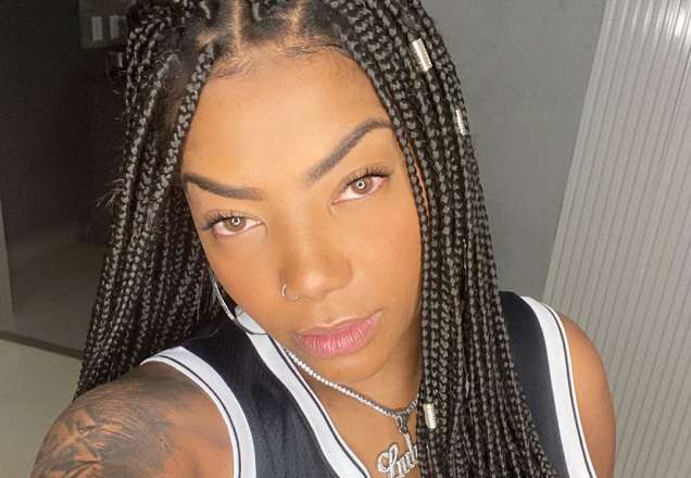 Ludmilla flagra a mãe de toalha em surpresa de aniversário