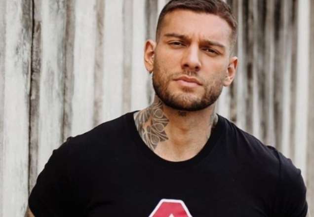 Lucas Lucco é fotografado sem camisa e corpão impressiona