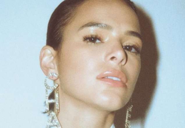 Bruna Marquezine passa por transição capilar e comemora