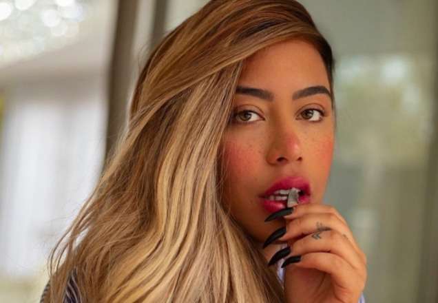Irmã de Neymar sensualiza em foto e alerta: "Cuidado"