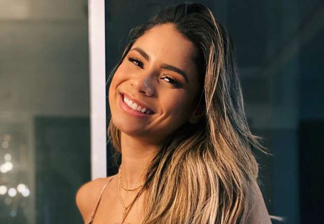 Lexa posa de biquíni de oncinha na beira da piscina