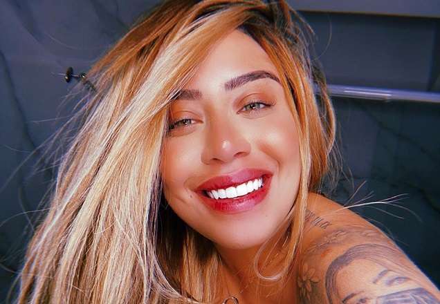 Rafaella Santos sensualiza usando somente uma toalha