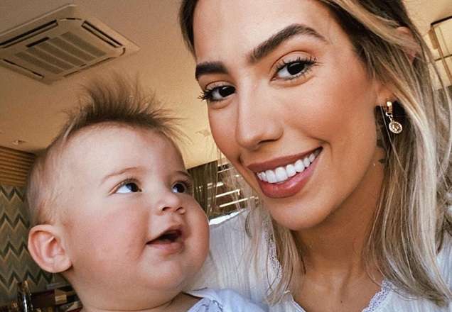 Gabi Brandt encanta com clique fofíssimo ao lado do filho