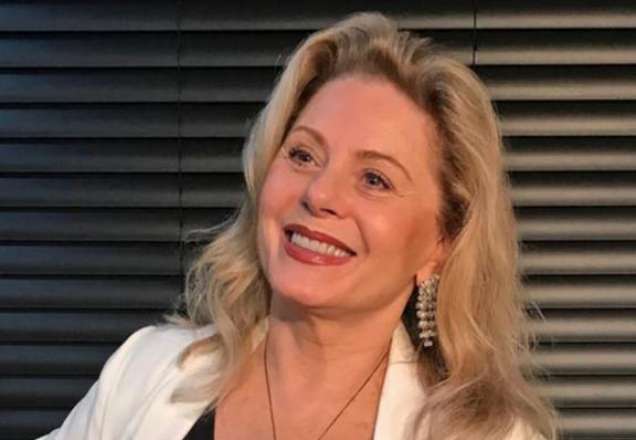 Vera Fischer relembra fotos de biquíni em viagem internacional