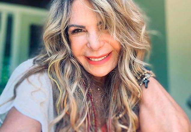 Aos 68 anos, Elba Ramalho usa vertido com fenda poderosa e exibe pernas torneadas