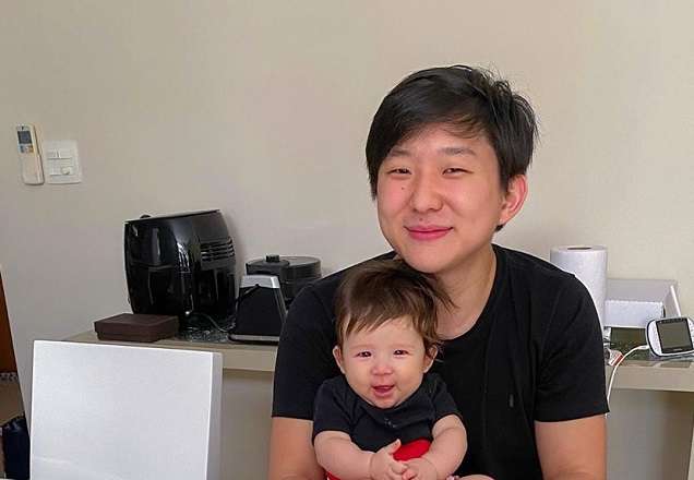 Pyong Lee choca seguidores com semelhança com filho: "Clone"