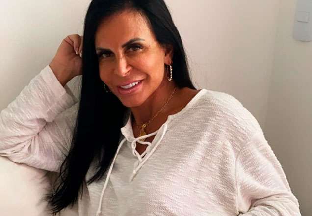 Gretchen aposta em blusa curta com decote profundo e cinturinha fina chama atenção