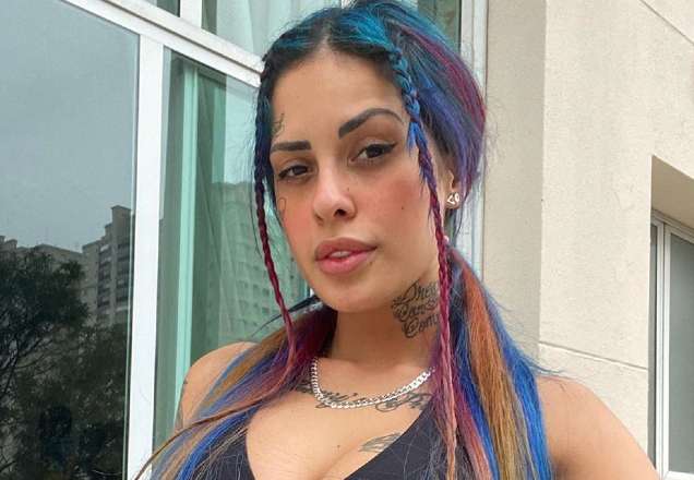Tati Zaqui conquista os seguidores ao posar com mini top azul