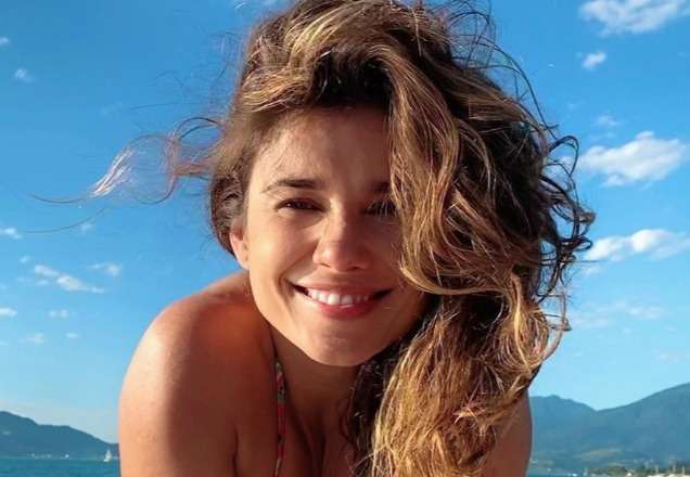 Em lancha, Paula Fernandes aparece de biquíni e arranca elogios