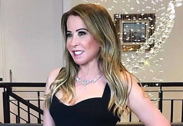 Zilu Camargo ostenta cinturinha fininha em vestido luxuoso