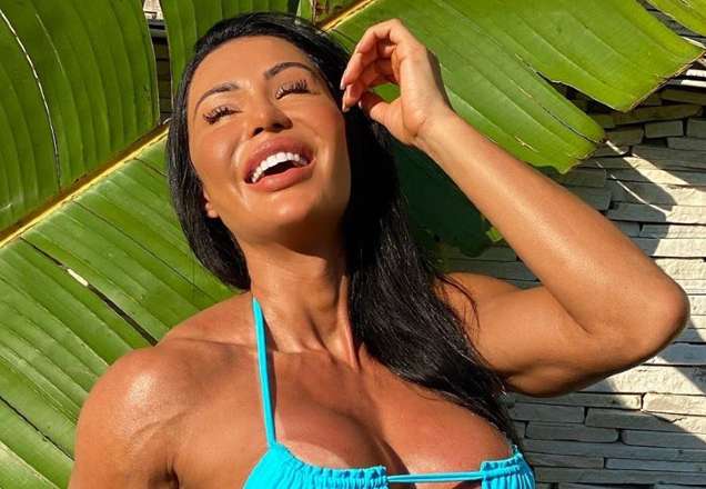 Gracyanne Barbosa posa de fio dental e mostra que engordou durante a quarentena