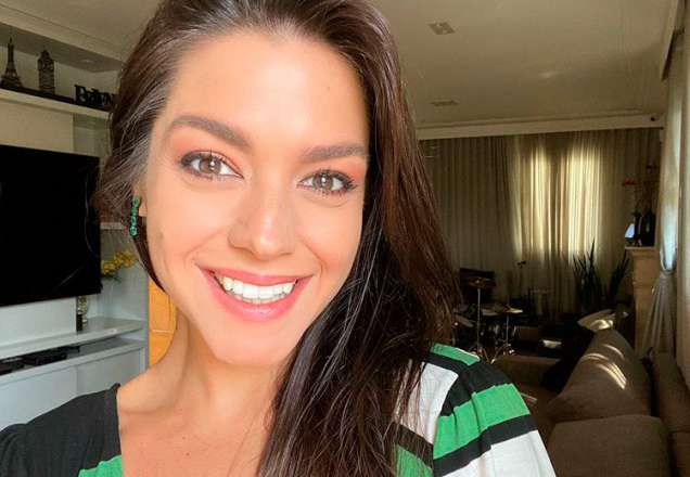 Thais Fersoza deixa barriguinha de fora com look "all jeans"