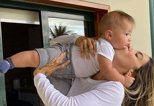 Gabi Brandt mostra Davi falando "mamãe" pela primeira vez